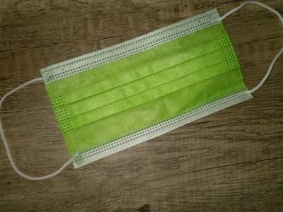 Medizinische Mundsach-Maske in der Farbe Grün, grüner medizinischer Mundschutz, tolle Farbe, notwendiges Utensil, Schickes, von der Masse abheben